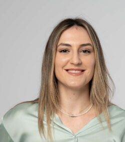Dr. Loredana Chiriac, medic nutritionist, fotografie in studio