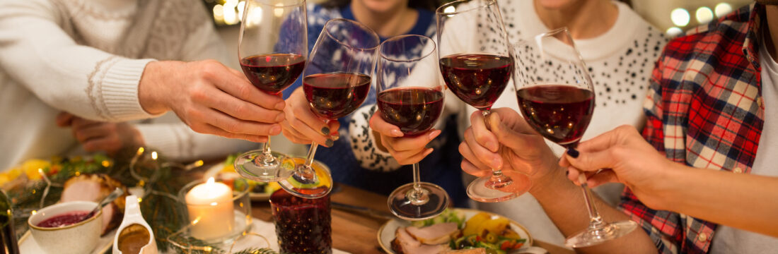 calorii alcool oameni care beau vin împreună la masă