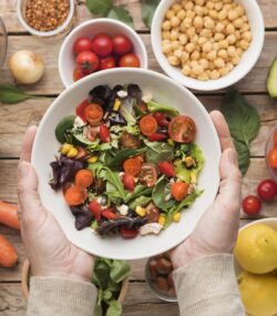Imagine de aproape cu un bol de salata ce contine alimente care scap glicemia rapid, cum ar fi numeroase legume si fructe